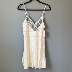 Chic NWT White Dress with Navy Floral Embroidery Medium